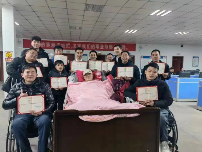 ▲2022年元旦，王绍军与基地优秀学员合影。受访者供图