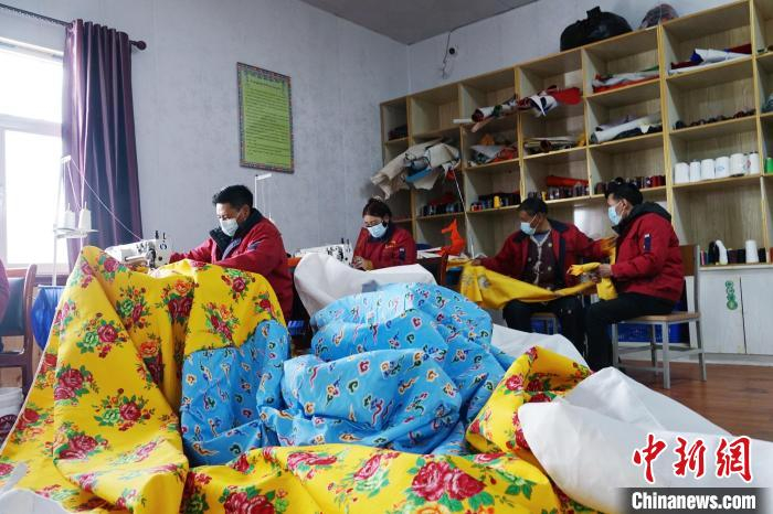 图为工人们正在制作帐篷。　马铭言 摄