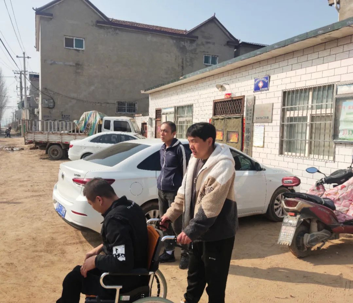 ▲3月11日，冯政凯与同事前去参加李小龙婚礼。新京报记者 马延君 摄