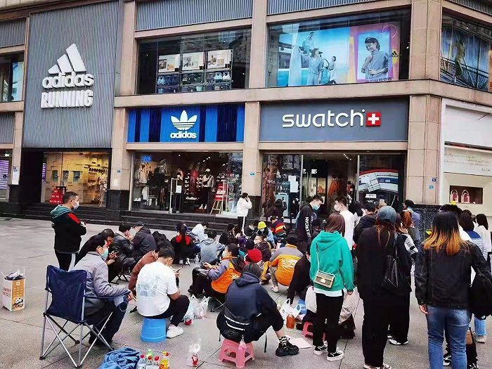 Swatch斯沃琪成都旗舰店外排队等待购买Omega x Swatch联名系列的消费者 图片来源：小红书