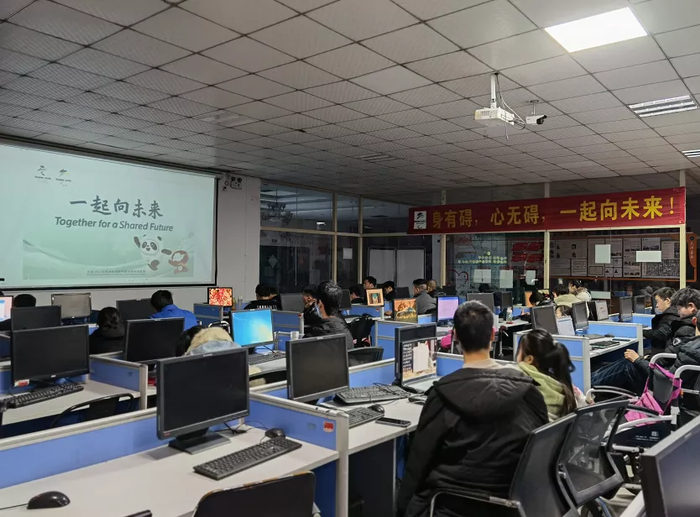 ▲3月4日，基地组织学生们共同观看冬残奥会开幕式。受访者供图