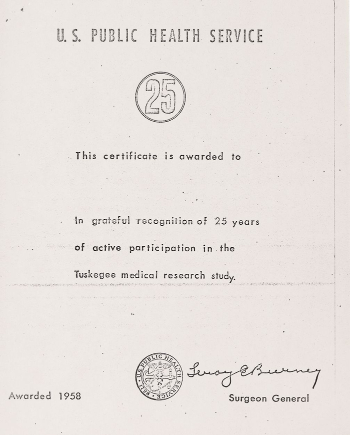 美国公共卫生服务还给塔斯基吉梅毒研究所寄来感谢信，却不愿意去关注下在实验中的黑人患者生死。图片来自@美国国家档案馆