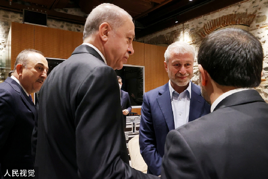 　　当地时间2022年3月29日，土耳其伊斯坦布尔，土耳其外交部长恰武什奥卢（左一）、土耳其总统埃尔多安（左二）同阿布拉莫维奇（右二）。