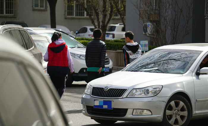 卧龙小区内，人车不分流，孩子们经常要在车辆间穿行。