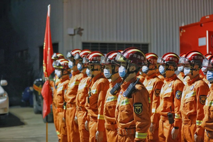 消防员到场后列队集结，做好出战的准备