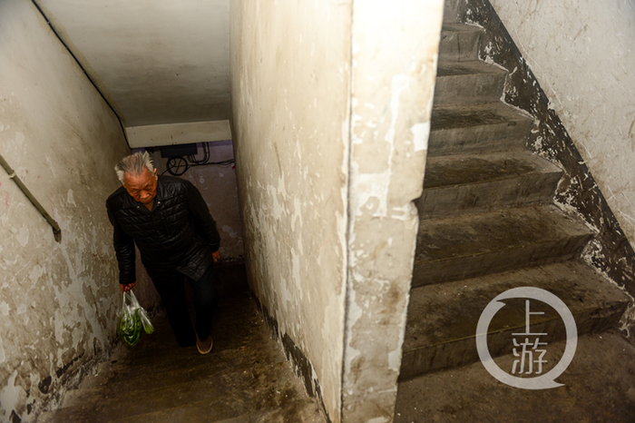 △目前居民出行只能爬楼梯