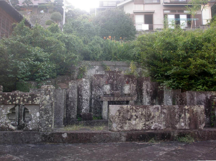 魏氏兄弟合葬墓，图片来源：饭冈直子，《学者与豪商：魏之琰与东京和长崎的丝绸贸易》