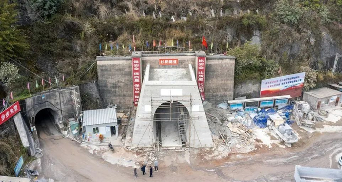 大瑞铁路杉阳隧道顺利贯通