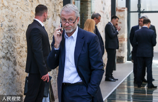 　　当地时间2022年3月29日，土耳其伊斯坦布尔，第五轮俄乌谈判第一天的会谈结束。俄罗斯富豪阿布拉莫维奇打电话。