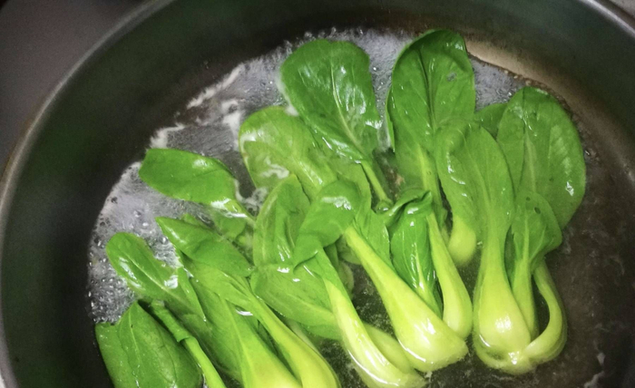大厨解答：青菜焯水的作用，以及焯水后为什么必须过冷水？