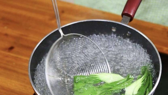 大厨解答：青菜焯水的作用，以及焯水后为什么必须过冷水？|沸水|营养素|空气|豆角|热气_新浪新闻