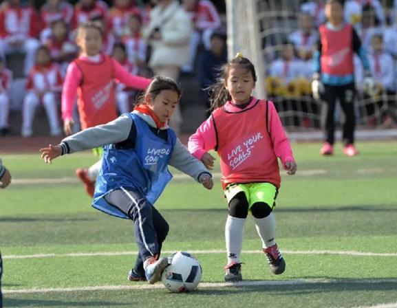 　　青岛太平路小学学生正在参加足球活动
