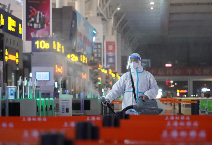 华铁旅服工作人员对上海虹桥站候车区进行消杀。李维莉 摄