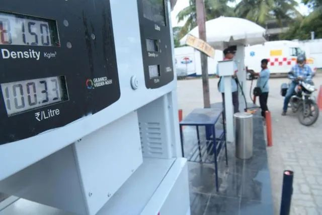  ▲2021年10月25日，印度阿加尔塔拉一处加油站显示的每升柴油价格。印度石油需求的80%依赖进口，以优惠价格从俄罗斯购买更多石油，能减轻其油价上涨压力。图/新华社