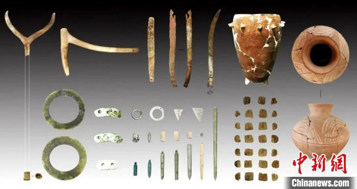 滕州岗上遗址北区二次葬大墓出土典型器物。　官方供图