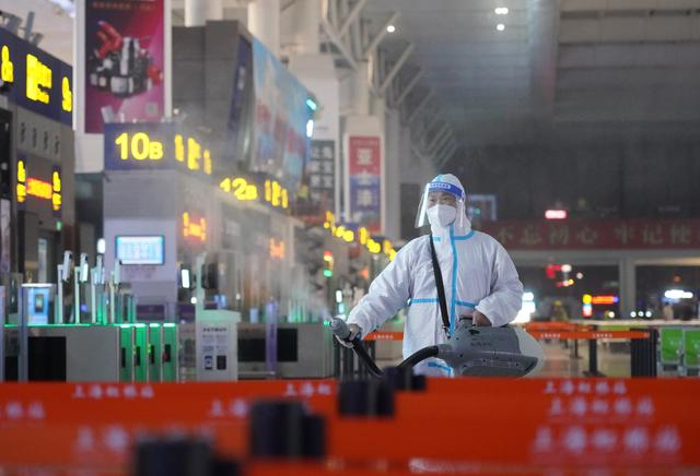 华铁旅服工作人员对上海虹桥站候车区进行消杀。李维莉 摄