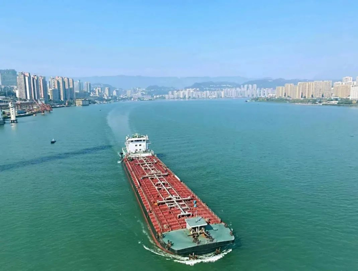 货轮在长江上行驶。重庆高速航发集团供图