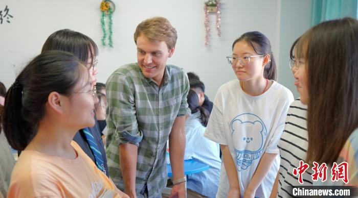 美国人卓文与他的中国学生在一起。　潘祯祥 摄