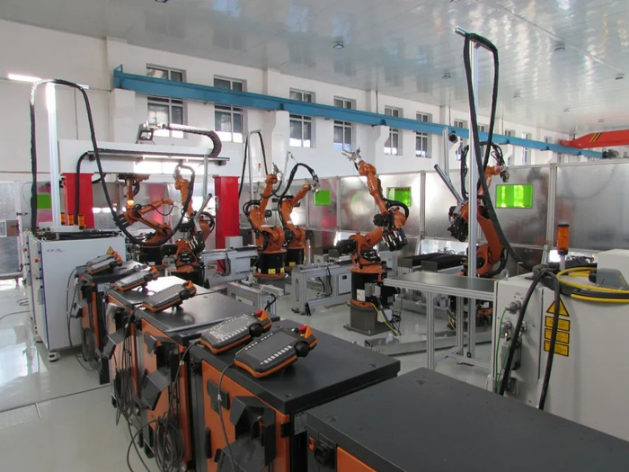 机器人智能化冰刀生产线。黑龙国际冰雪装备有限公司供图