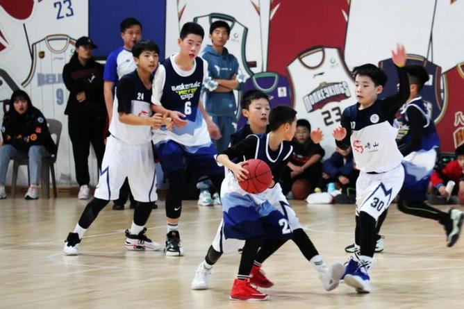 　　青岛市崂山区第二实验小学学生在参加篮球比赛