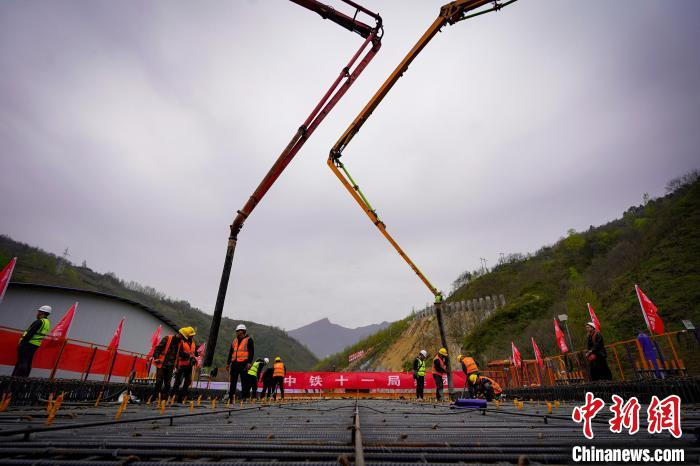 图为现场施工人员正在进行箱梁浇筑作业。　杨丙峰 摄