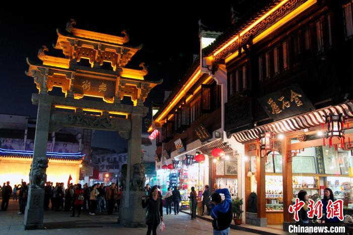 屯溪老街夜景。　施亚磊 摄