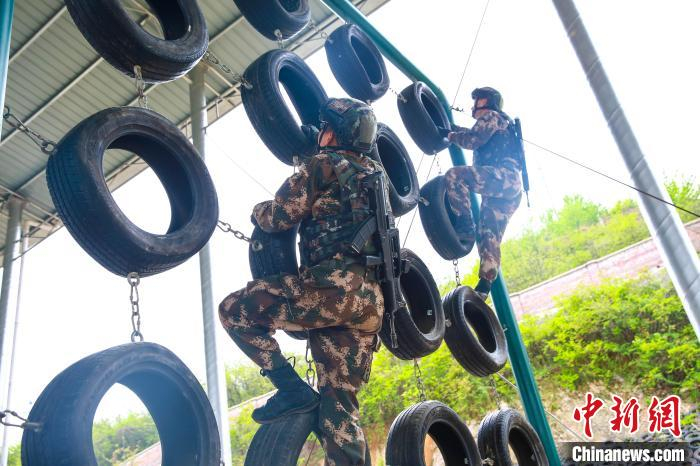 武警毕节支队官兵在进行跨越障碍训练。　王子鹏 摄