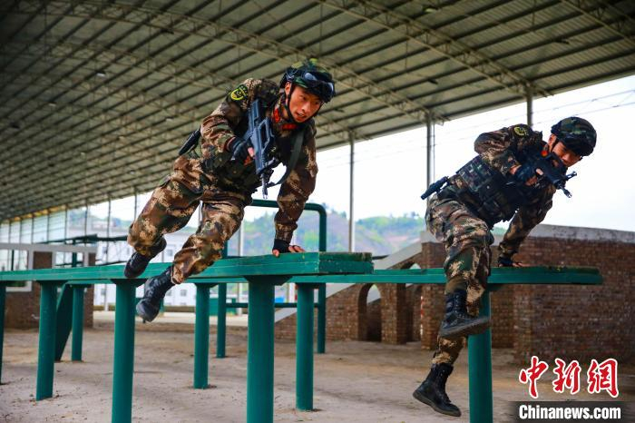 武警毕节支队官兵在进行跨越障碍训练。　王子鹏 摄