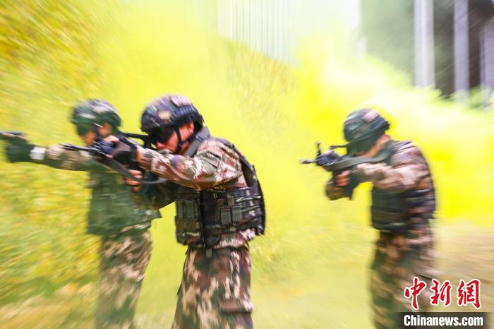 武警毕节支队官兵在训练中。　王子鹏 摄