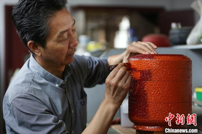 徽州漆器髹饰技艺国家级传承人甘而可正在制作徽州漆器。　施亚磊 摄