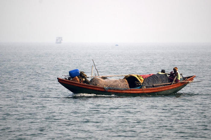 印度西孟加拉邦，清晨，渔民在Matla河上冒着浓雾打渔。