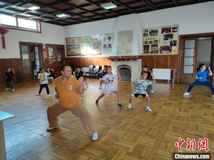 传授中国功夫 张忠武供图