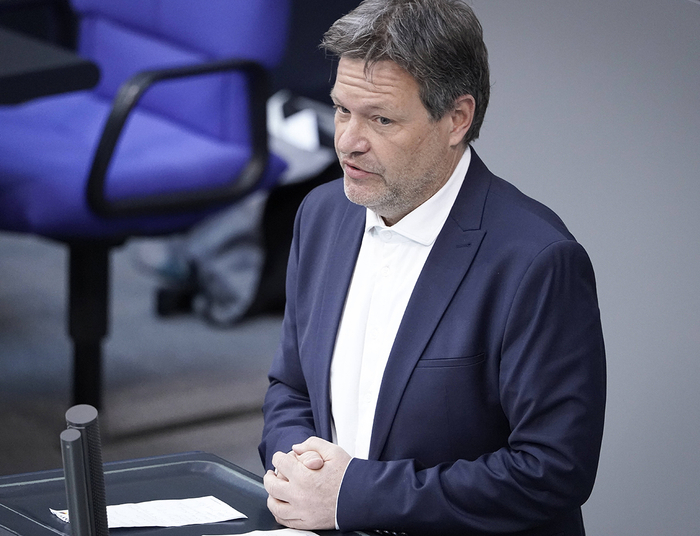 2022年3月24日，德国柏林，德国副总理兼经济部长哈贝克在会议上发表讲话。25日，德国副总理兼经济部长哈贝克宣布了德国摆脱能源依赖的计划。他表示，受乌克兰冲突影响，德国将“以非常快的速度”减少对俄罗斯石油、煤炭和天然气的能源进口依赖。