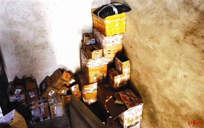 王志家中楼梯间堆放着的待“打假”产品