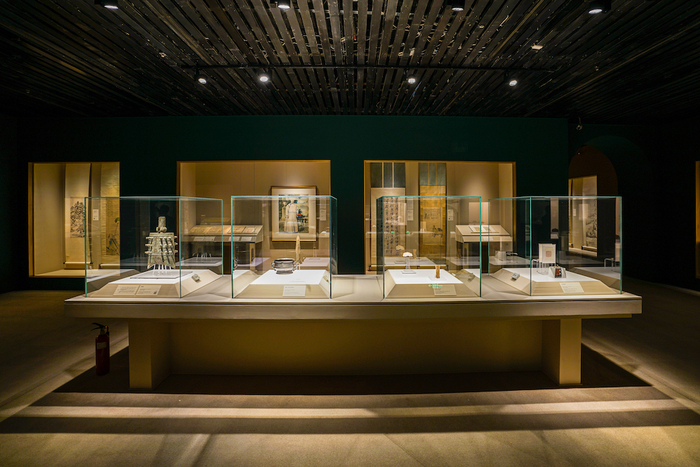 第二展厅汇集展出了几个世家旧藏