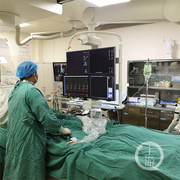▲医生正在为甜甜做手术