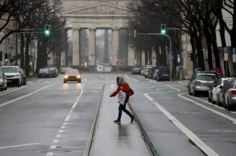 △ 资料图：疫情暴发后，德国空旷的街头。