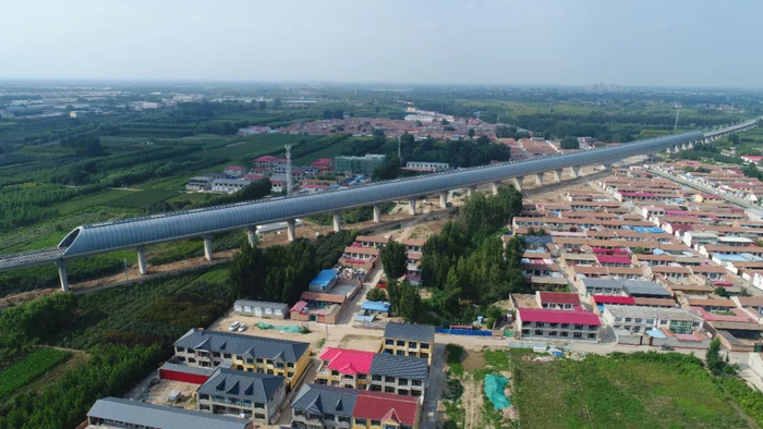 由中铁上海工程局承建施工的京雄城际铁路固霸特大桥“隔音隧道”。陈哲豪 摄