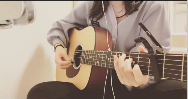 石本唯喜欢吉他弹唱，却羞于公开表演。 受访者 供图