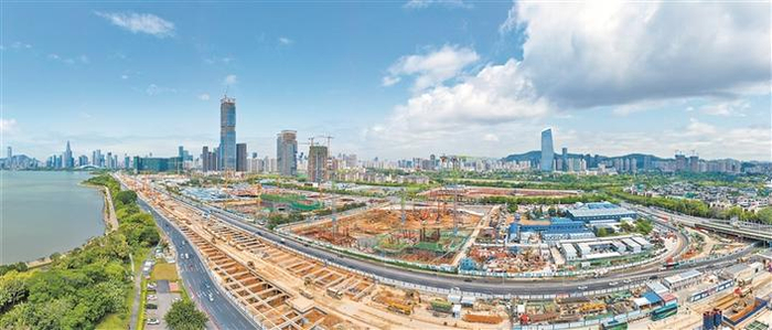 深圳湾超级总部基地建设积极探索中国元素岭南特色的运用，打造彰显中国气派的全球标杆城区。 深圳特区报记者 周红声 摄