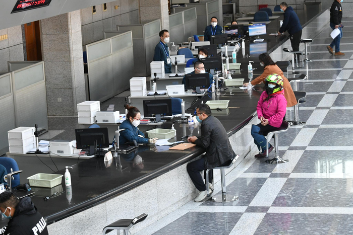 北京公安交管局车管所内，市民正在柜台前办理业务。新京报记者&nbsp;王贵彬&nbsp;摄