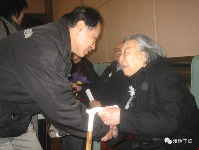 右为杨敏如教授。本该是我去安慰老师，却变成老师安慰我。 罗雪村摄影