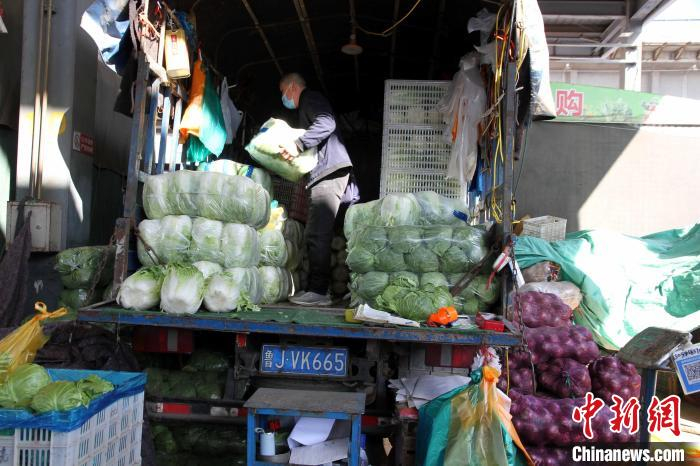 市民在七里堡综合批发市场购买蔬菜。　孙婷婷 摄