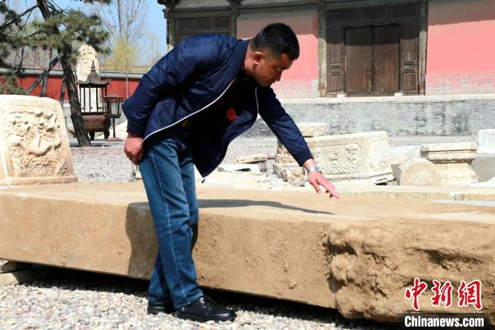 图为戎鹏介绍碑文内容。　尚立宽 摄