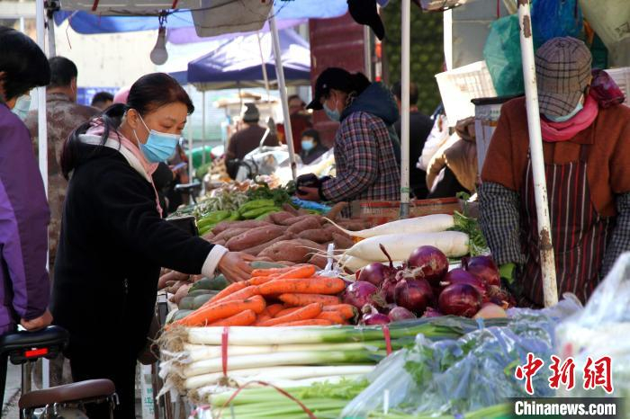市民在七里堡综合批发市场购买蔬菜。　孙婷婷 摄