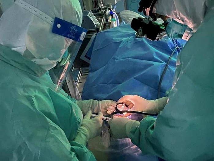 姜春晖主任为患者精心实施视网膜复位术。图片来源：复旦大学附属眼耳鼻喉科医院