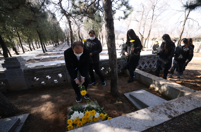 3月31日，陈连才烈士遗骸正式迁入八达岭烈士陵园，人们为烈士墓鲜花。
