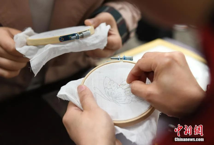 图为学习蜀绣技艺活动现场。中新社记者 周毅 摄 