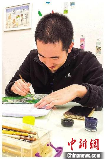 北京外研书店的孤独症画师康睿在工作中。　深圳国际公益学院供图