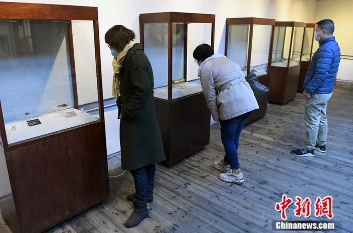 “锁出别样——历代锁具精品展”展出的锁具吸引参观者。中新社记者 刘可耕 摄